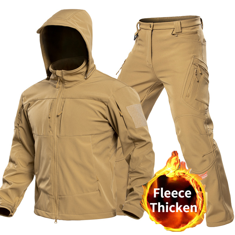 Outdoor Camping Kit - ชุดเสื้อผ้าซอฟต์เชลล์สำหรับผู้ชายแบบยุทธวิธีกลางแจ้ง พร้อมฮู้ด แจ็คเก็ตซิปเต็มตัว กางเกงคาร์โก้ กันลม ชุดหลายกระเป๋าสำหรับการล่าสัตว์