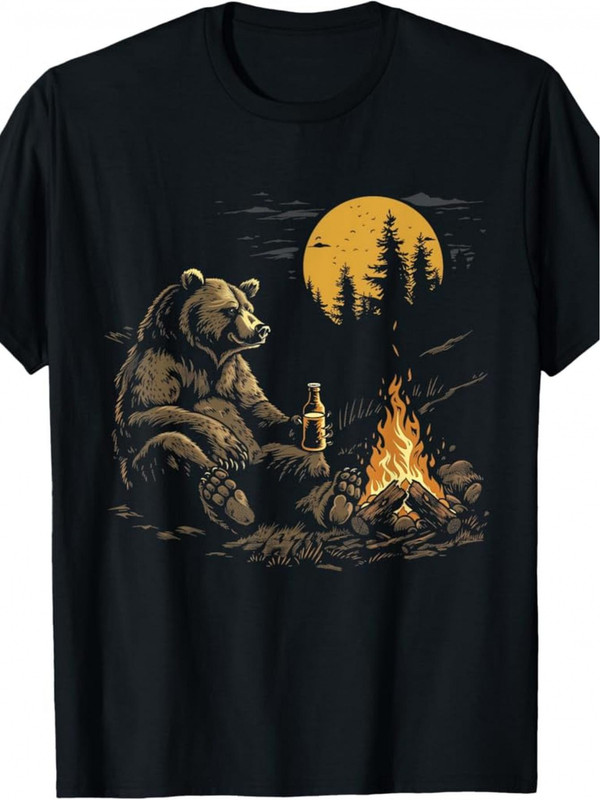Outdoor Camping Adventures - เสื้อยืดผ้าฝ้ายลำลองสำหรับผู้ชาย ลายหมีตั้งแคมป์ รอบกองไฟและเบียร์ - คอกลม แขนสั้น